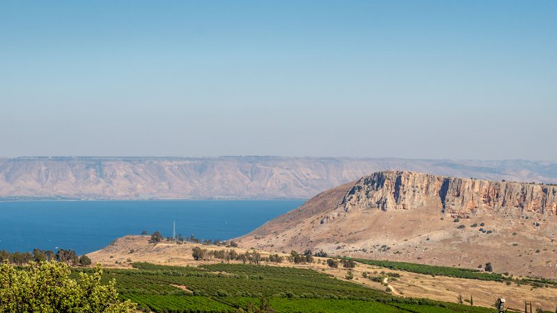 Landschaft in See Genezareth: Blick über den See mit dem Arbel-Felsen