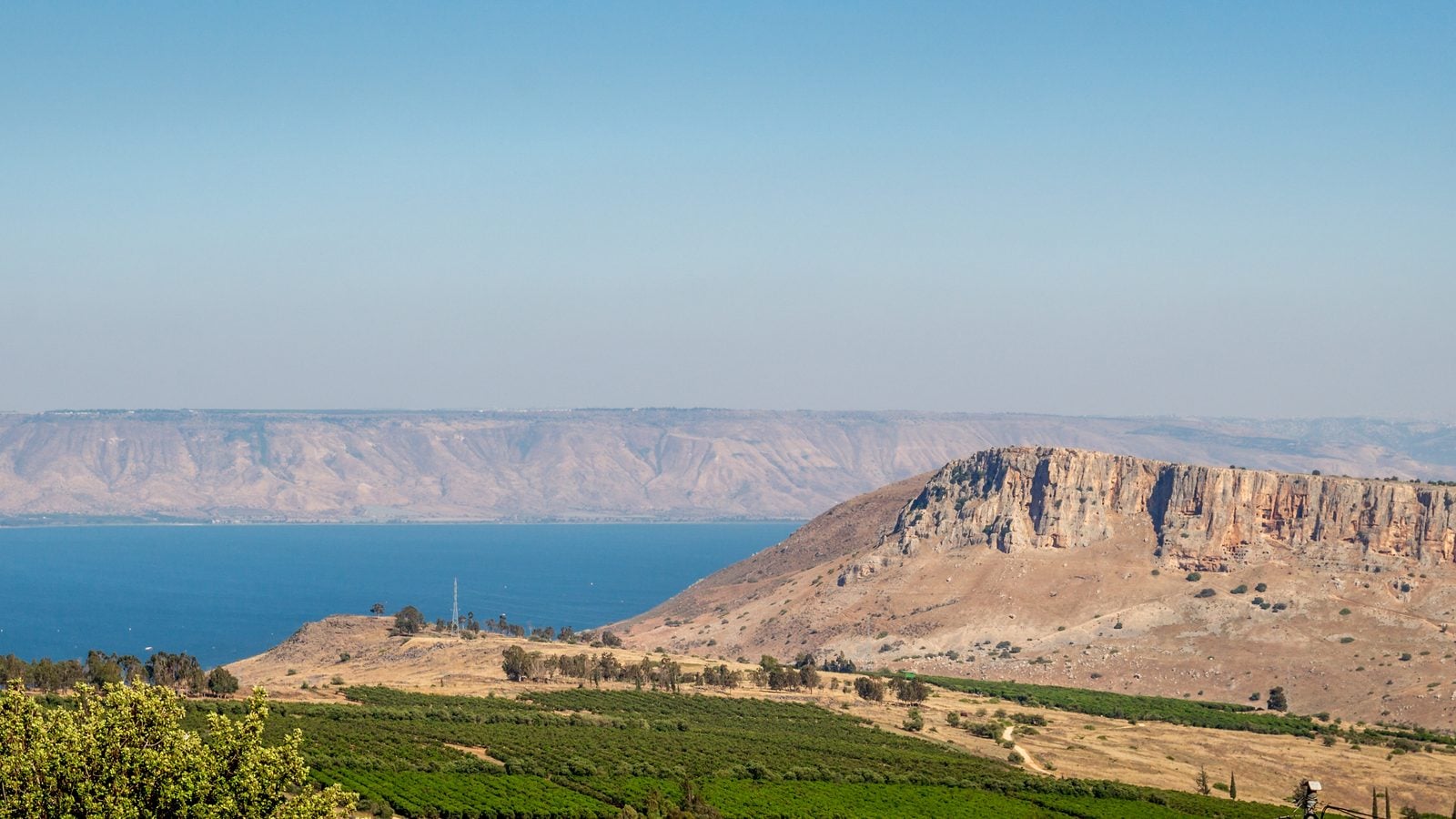 Landschaft in See Genezareth: Blick über den See mit dem Arbel-Felsen