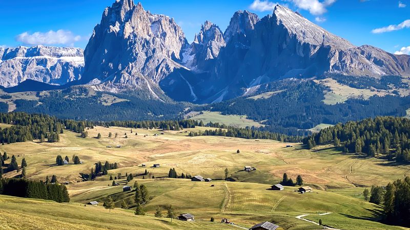 Landschaft in Seiser Alm: Langkofelgruppe über den Almwiesen im Herbst
