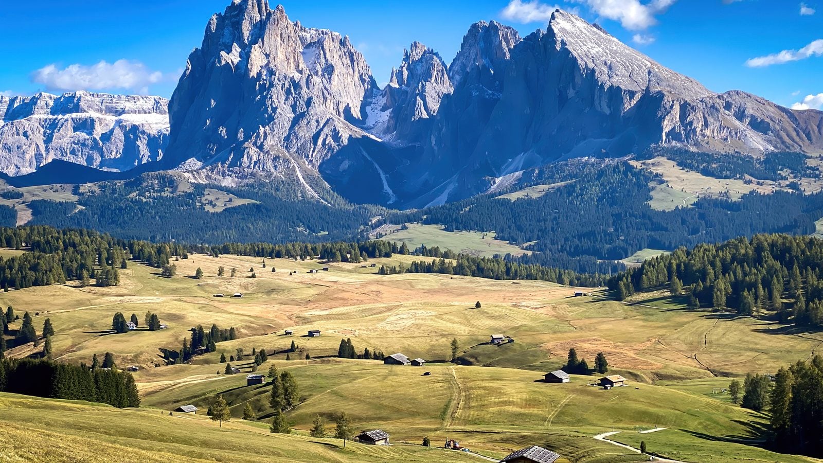 Landschaft in Seiser Alm: Langkofelgruppe über den Almwiesen im Herbst