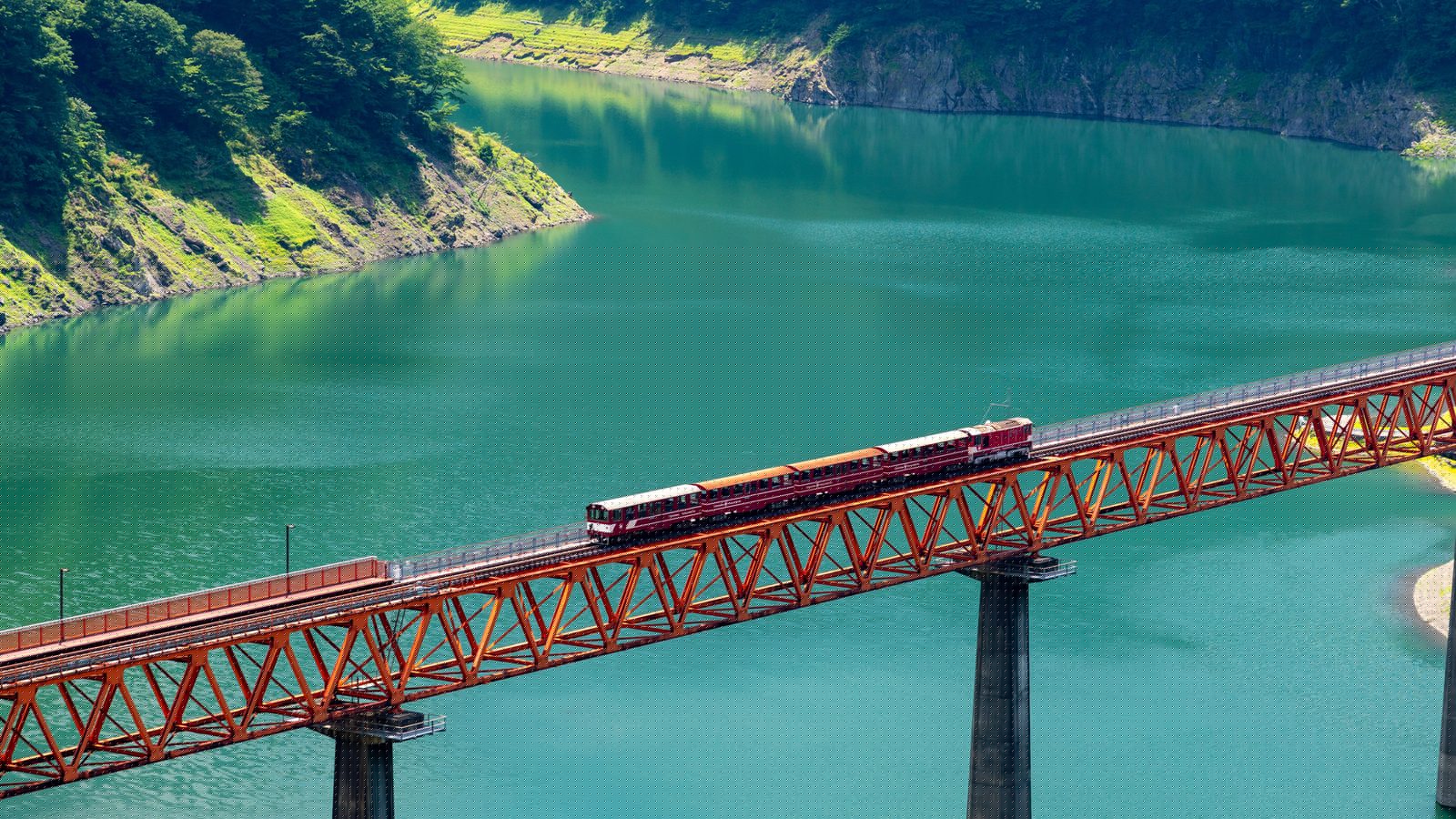 Landschaft in Ōigawa-Tal: Okuōi-Regenbogenbrücke der Ōigawa-Bahn über den türkisen Stausee in den Bergen von Shizuoka