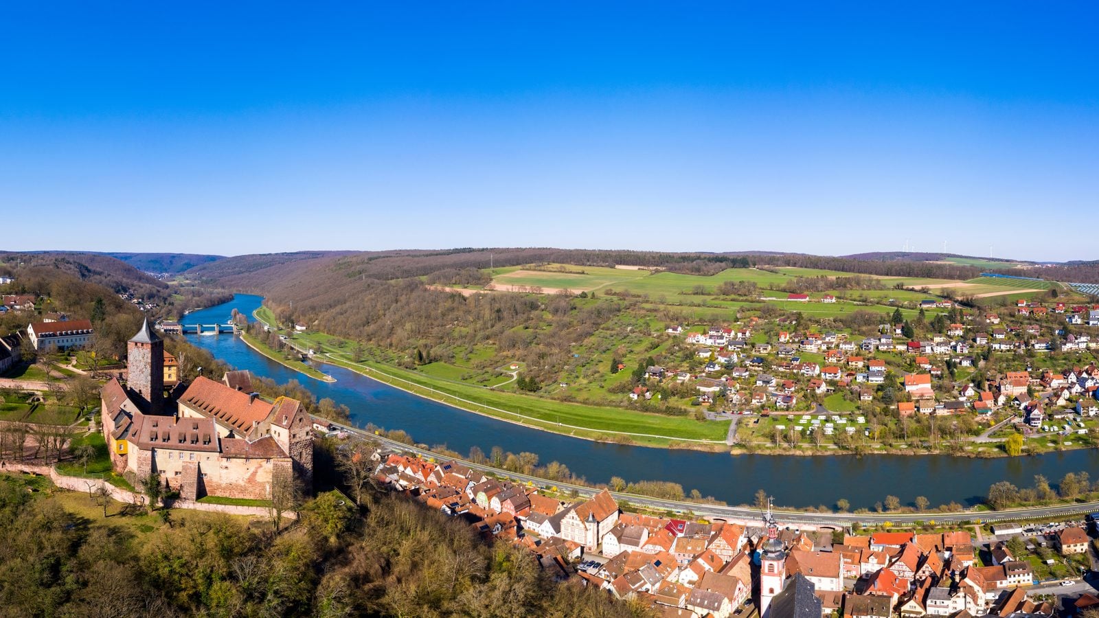 Landschaft in Spessart: Mainschleife bei Rothenfels am Rand des Spessarts