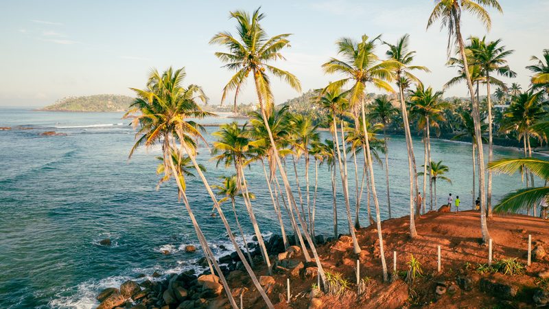 Landschaft in Südküste Sri Lankas: Coconut Tree Hill in Mirissa über dem Indischen Ozean