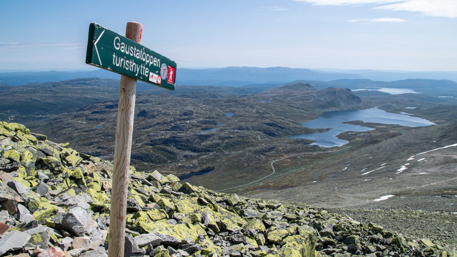 Landschaft in Telemark: Blick vom Gaustatoppen über Seen und Hochfläche in Telemark, Norwegen