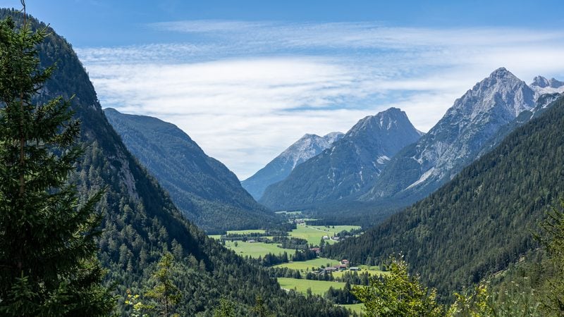 Landschaft in Tirol: Leutaschtal mit Blick auf das Wettersteingebirge
