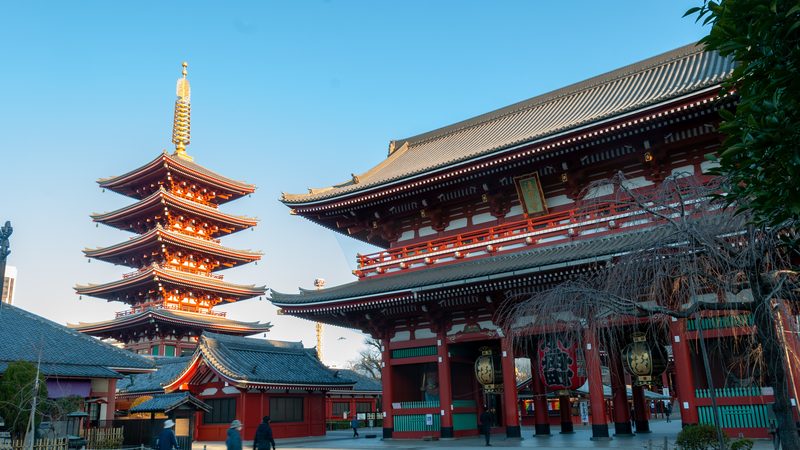 Landschaft in Tokio: Hozomon-Tor und Pagode des Senso-ji in Asakusa