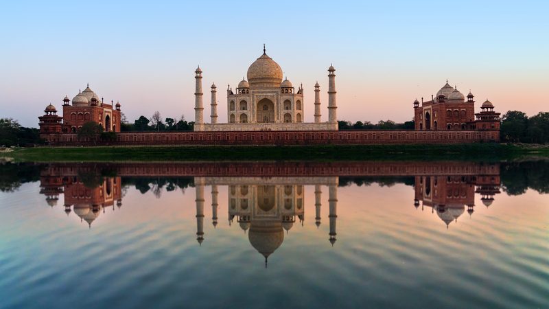 Landschaft in Uttar Pradesh: Das Taj Mahal in Agra spiegelt sich in der Yamuna