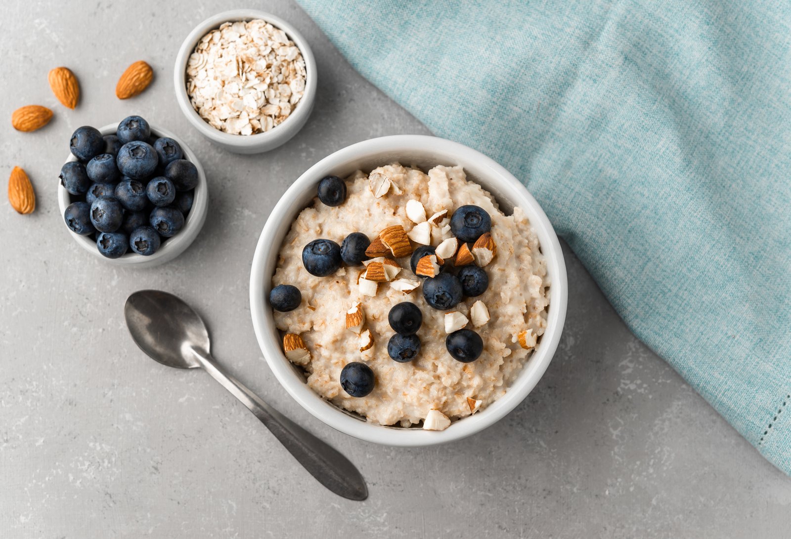 Porridge mit Haferflocken, Blaubeeren und Mandeln als kalorienarmes veganes Frühstück