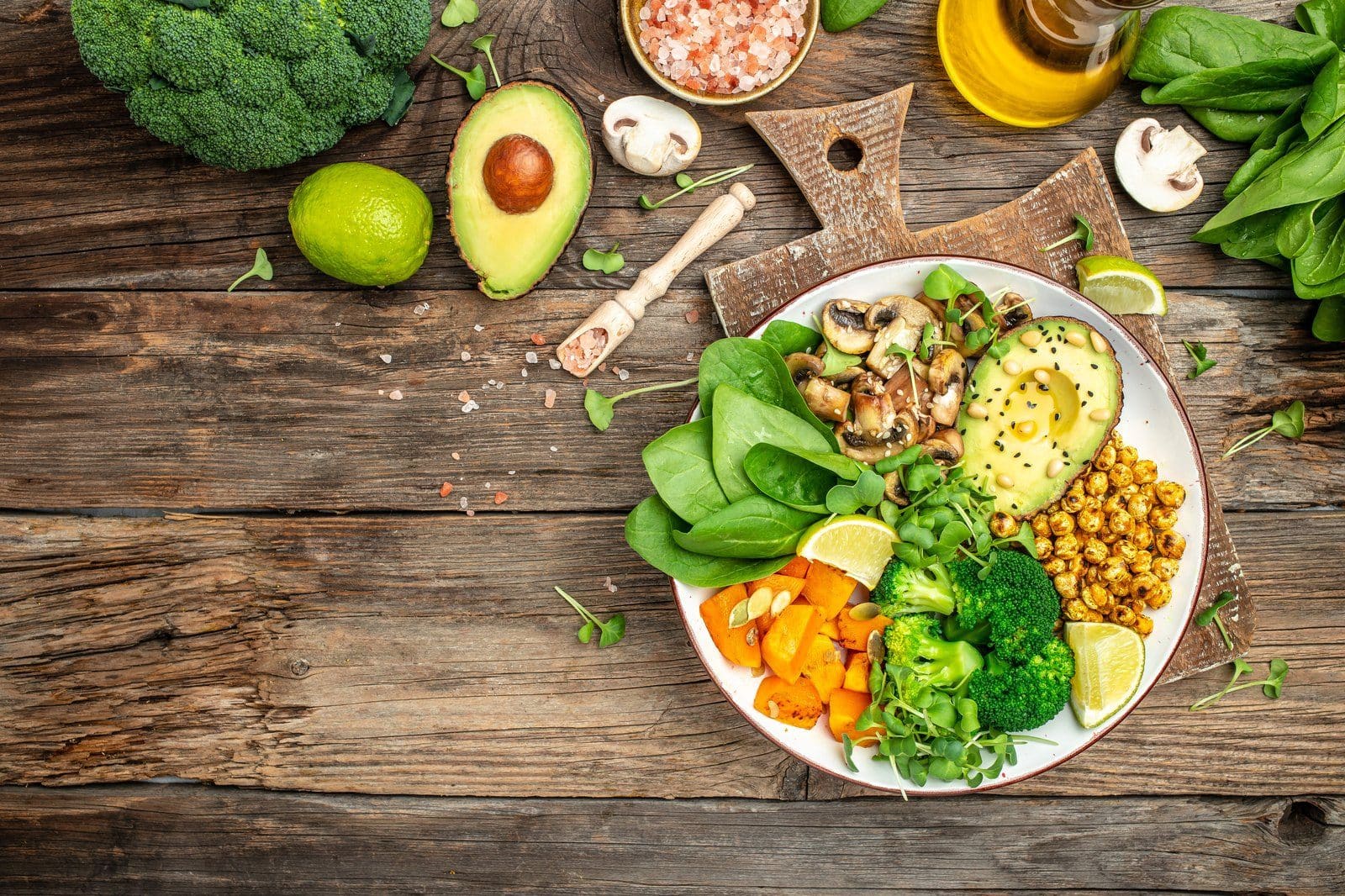 Großer Salatteller mit Avocado, Kichererbsen, Brokkoli und Spinat