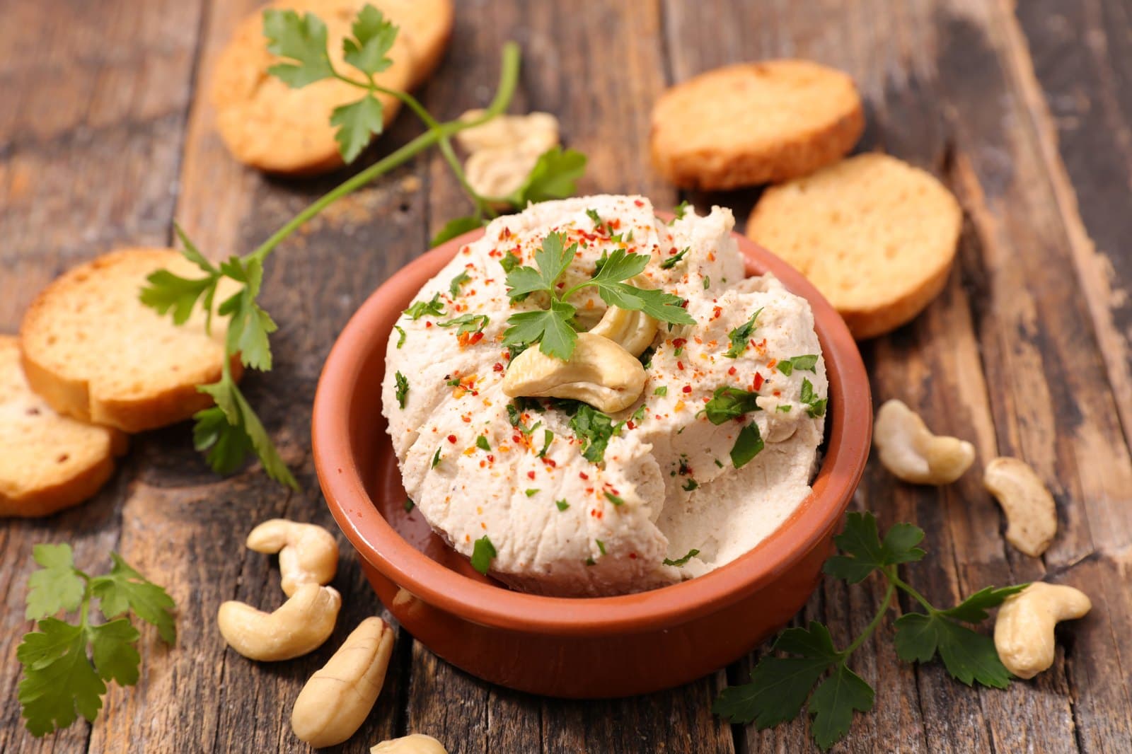 Selbstgemachter Cashew-Frischkäse mit Crackern: vegane Käsealternative ohne Soja