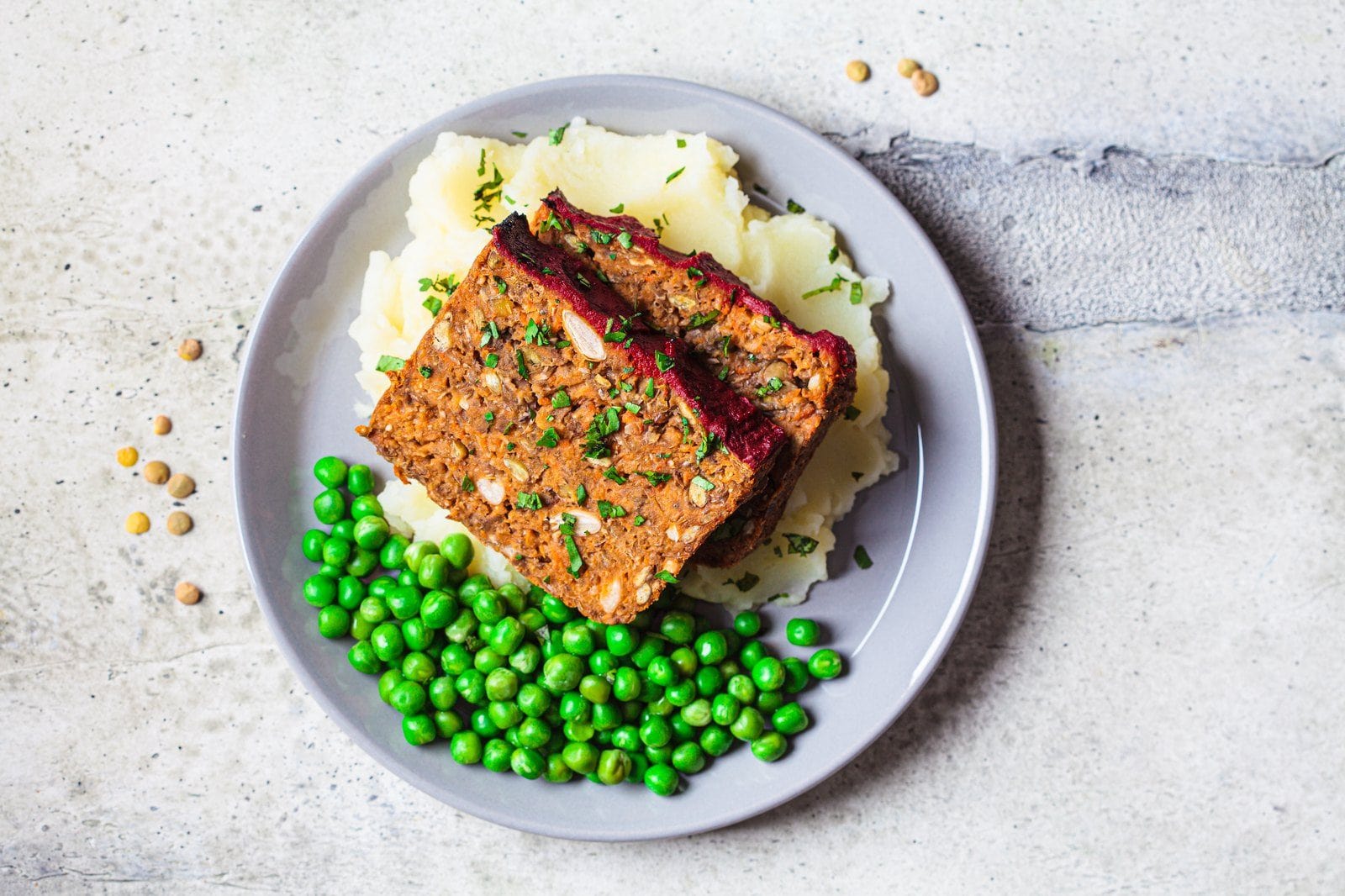 Linsenbraten mit Erbsen und Kartoffelpüree als sojafreies Hauptgericht