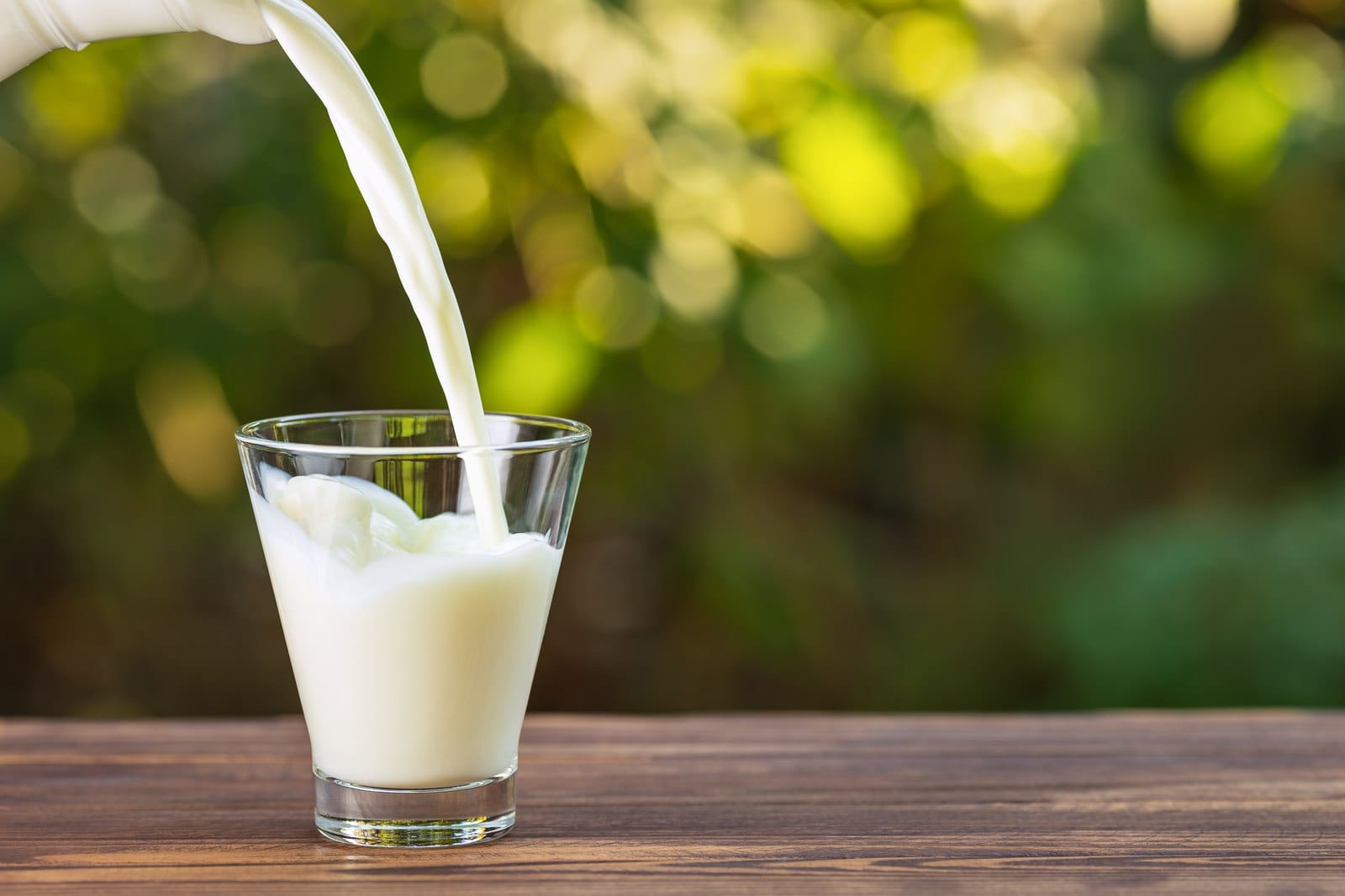 Pflanzendrink wird in ein Glas gegossen: Hafer- oder Erbsendrink ersetzen Sojamilch