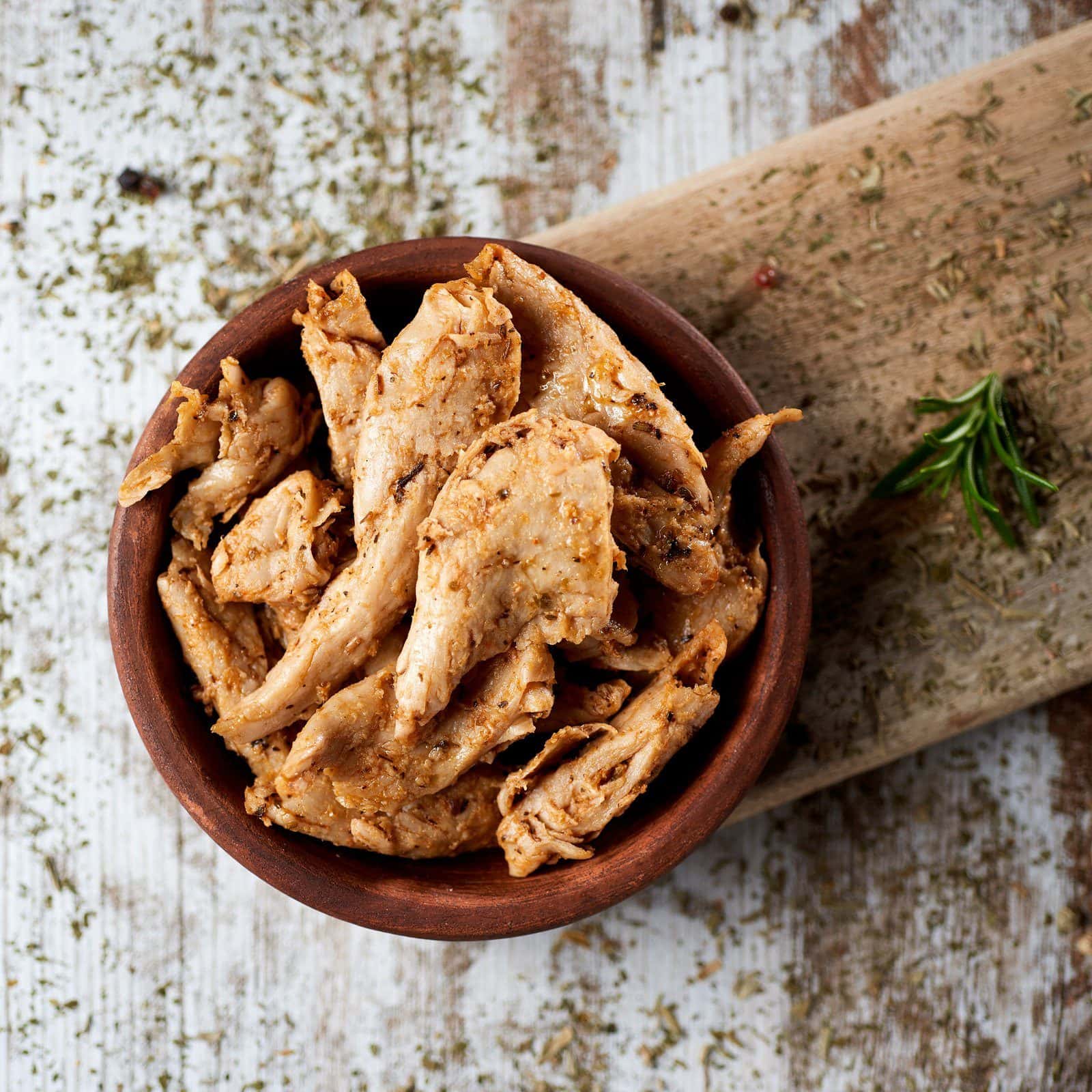 Gebratene Seitan-Streifen in einer Schale: proteinreiche Fleischalternative ohne Soja