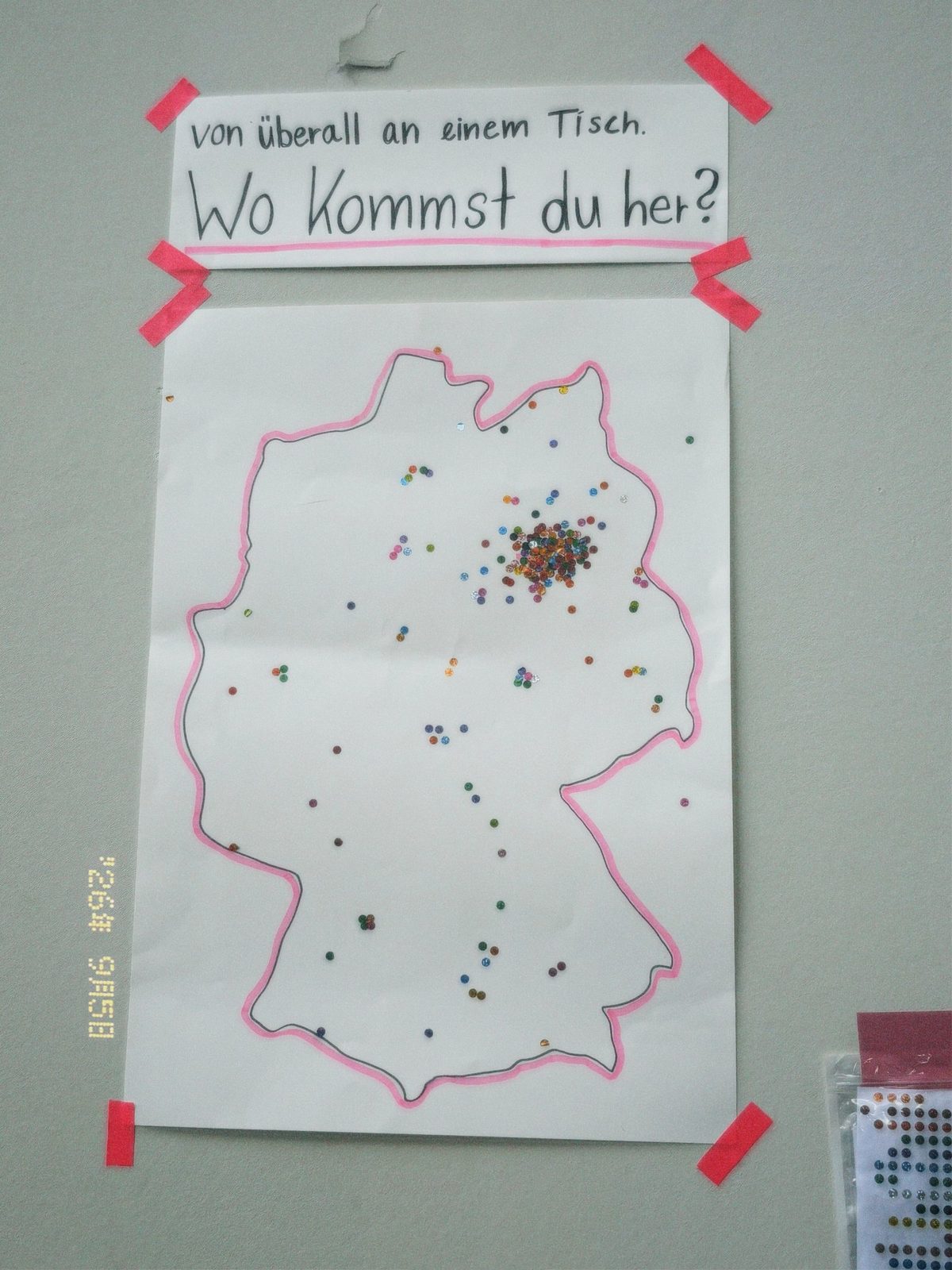 Handgezeichnete Deutschlandkarte mit der Frage Wo kommst du her und vielen Markierungen
