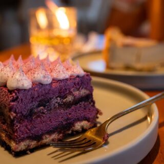 Veganer ube kuchen cheesecake baiser