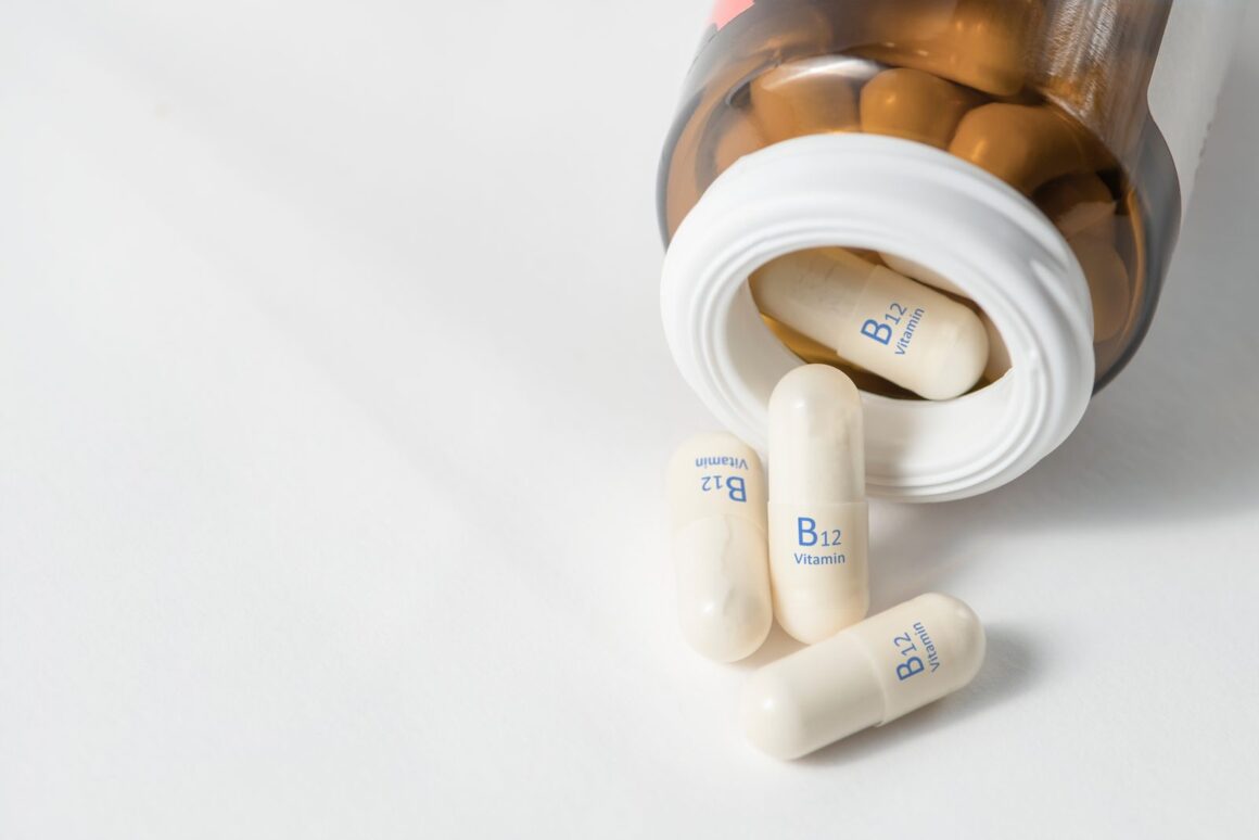 Geöffnete Dose mit Vitamin-B12-Kapseln auf hellem Untergrund