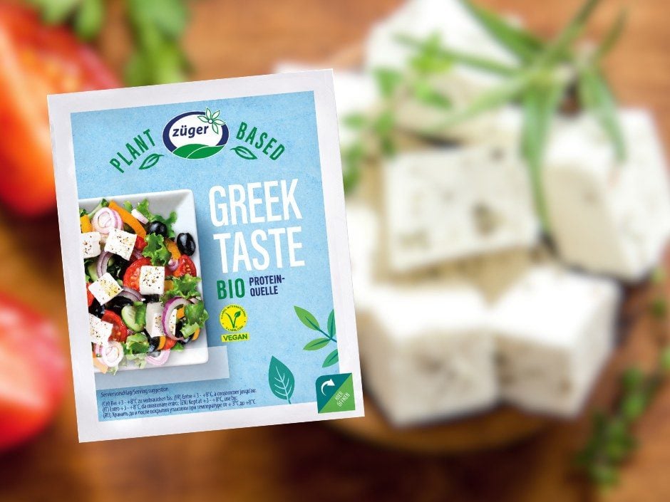 Verpackung der Züger Greek Taste vor gewürfelter veganer Feta-Alternative mit Kräutern
