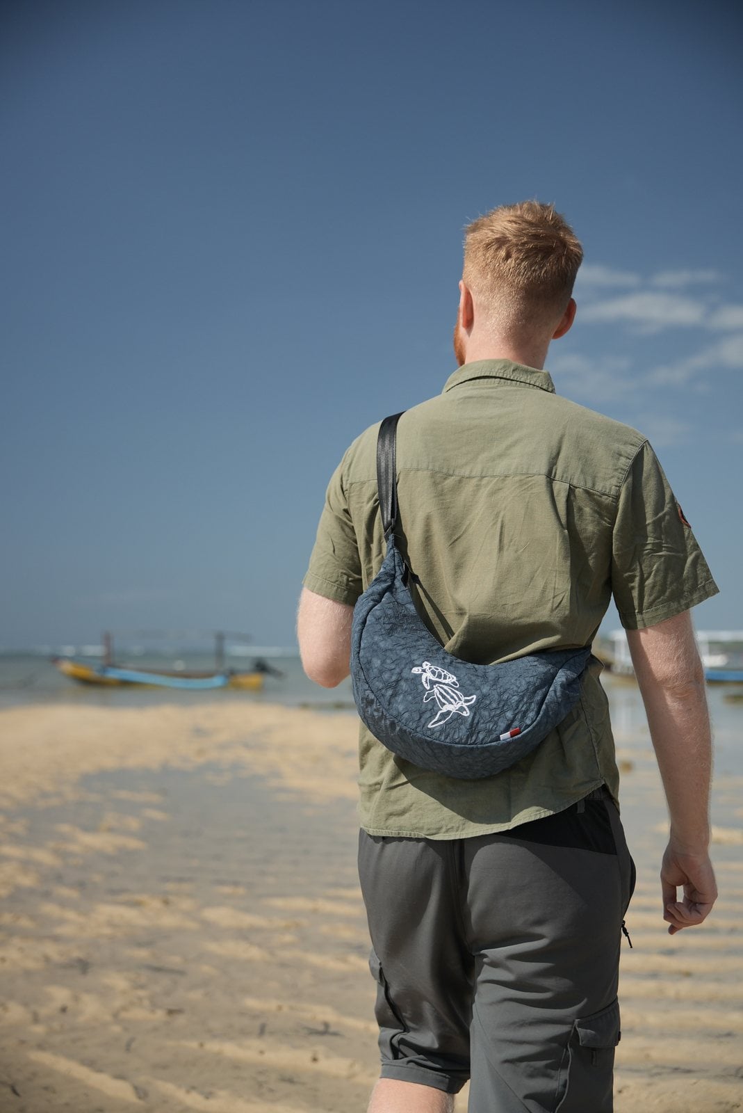 Turtle Moonbaq Mini von hinten getragen am Strand