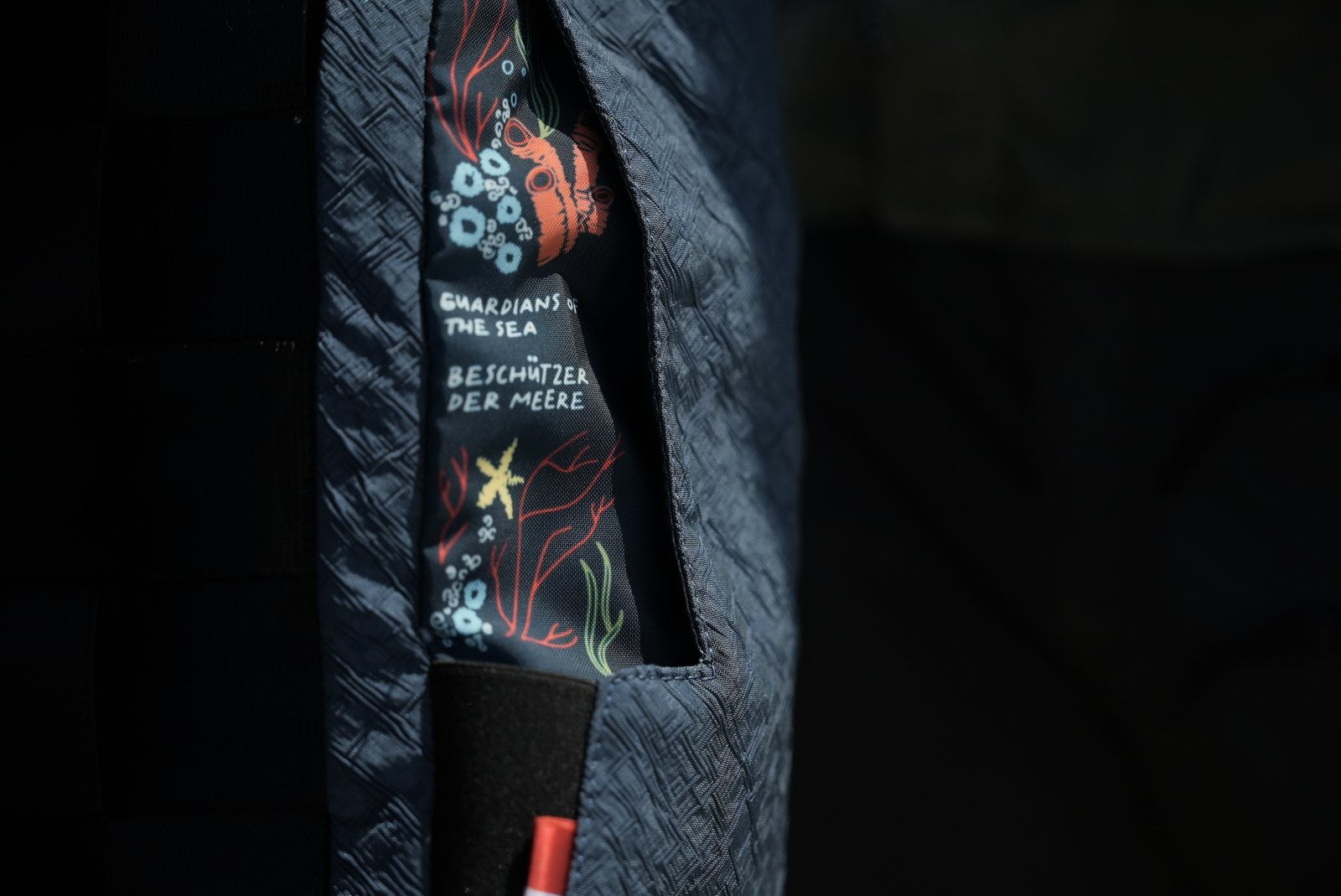 Seitentasche des Turtle Rolltop mit farbigem Korallen-Motiv
