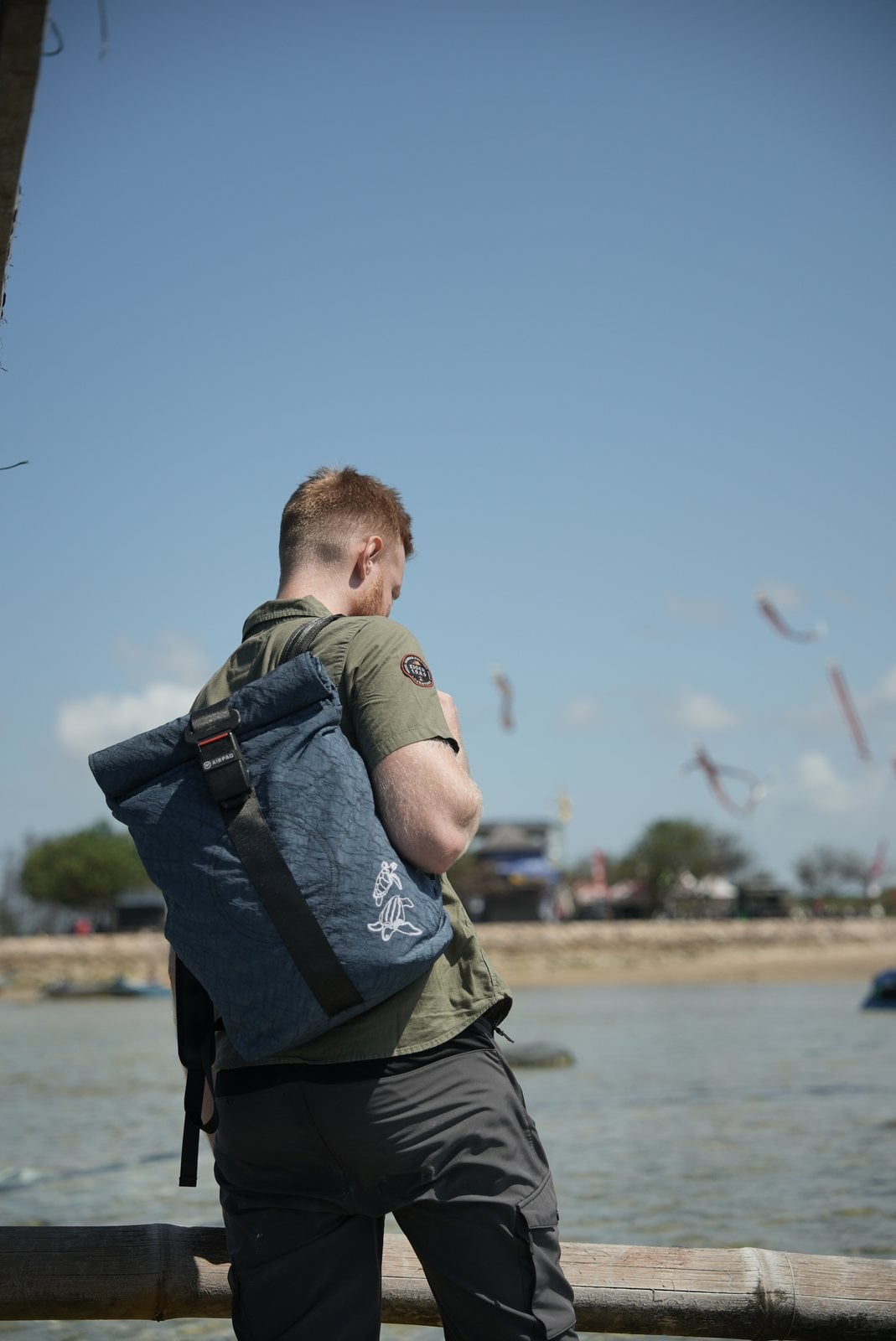 Turtle Rolltop von hinten getragen vor dem Meer