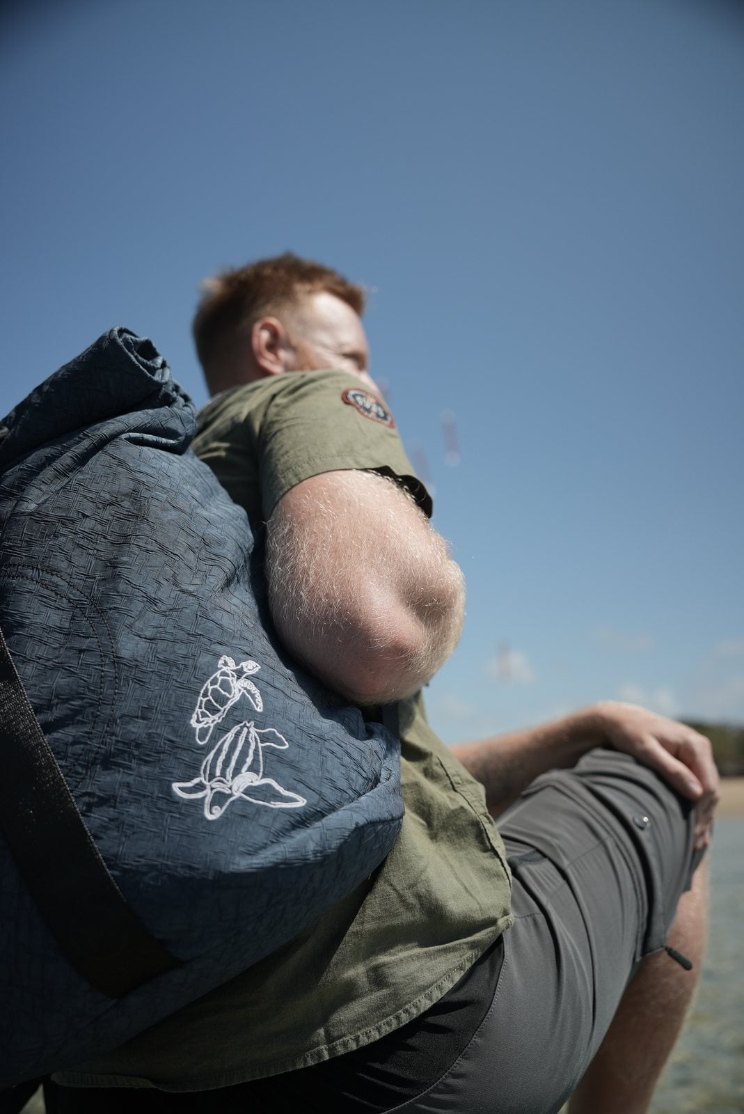 Turtle Rolltop mit Schildkröten-Stickerei in Nahaufnahme