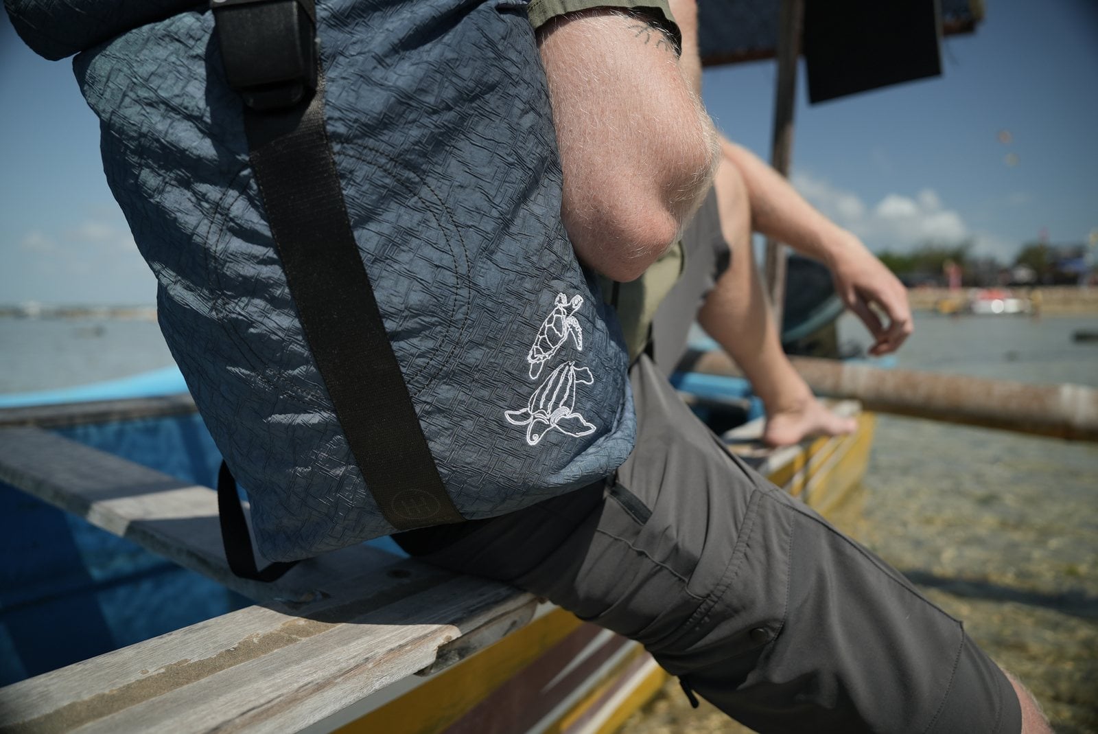 Turtle Rolltop auf einem Boot vor dem Meer