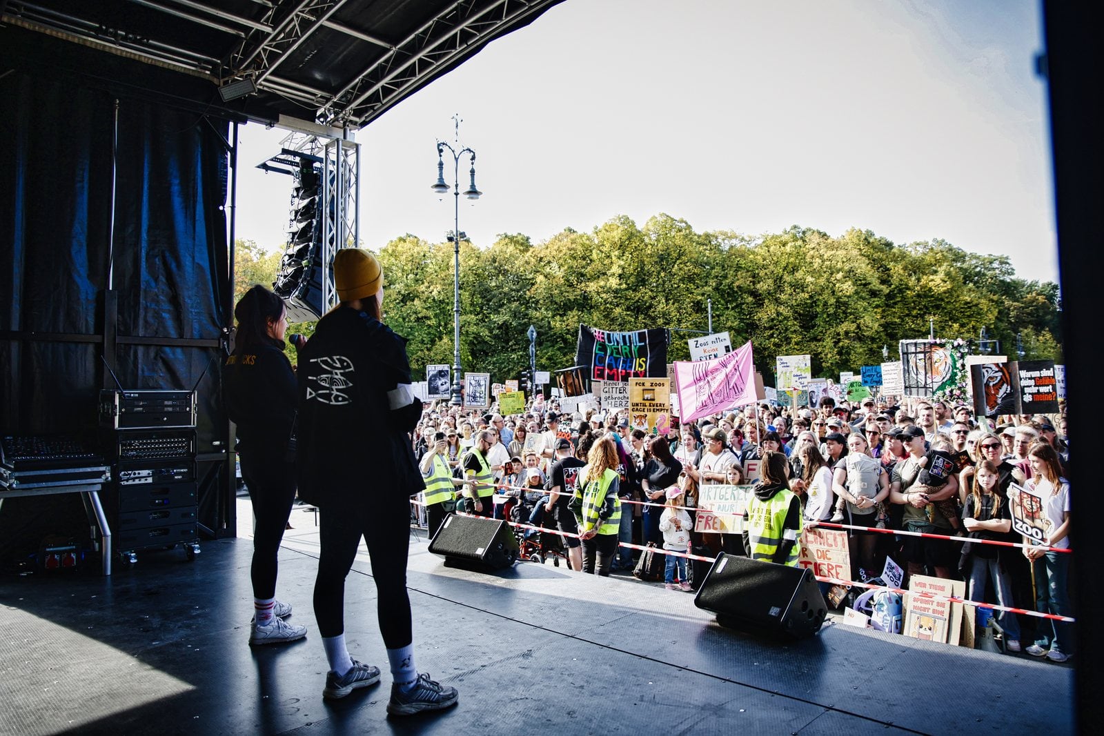 Blick von der Bühne auf die Menschenmenge bei der Anti-Zoo-Demo