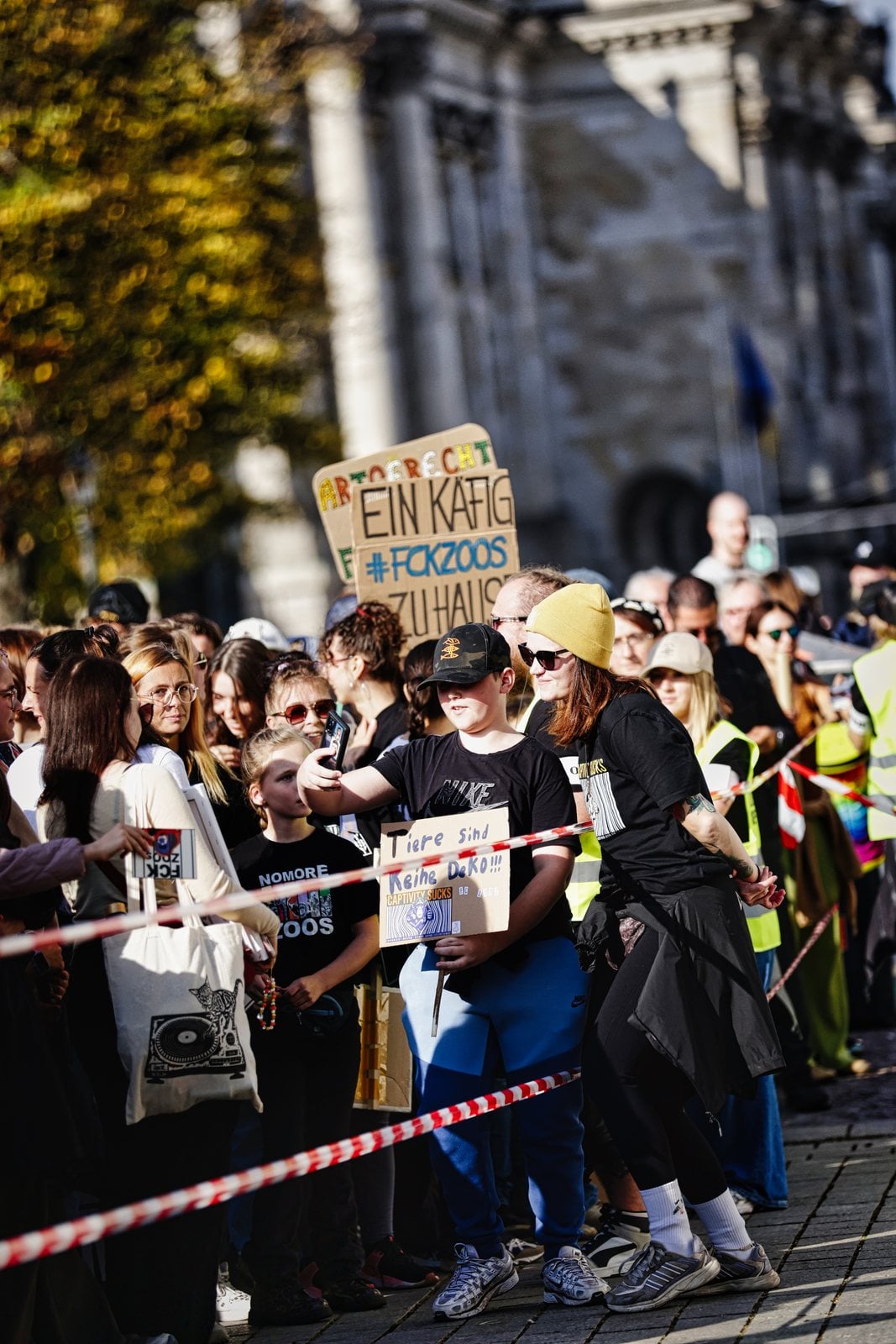 Mit-Organisatorin Caro macht Fotos mit Teilnehmenden