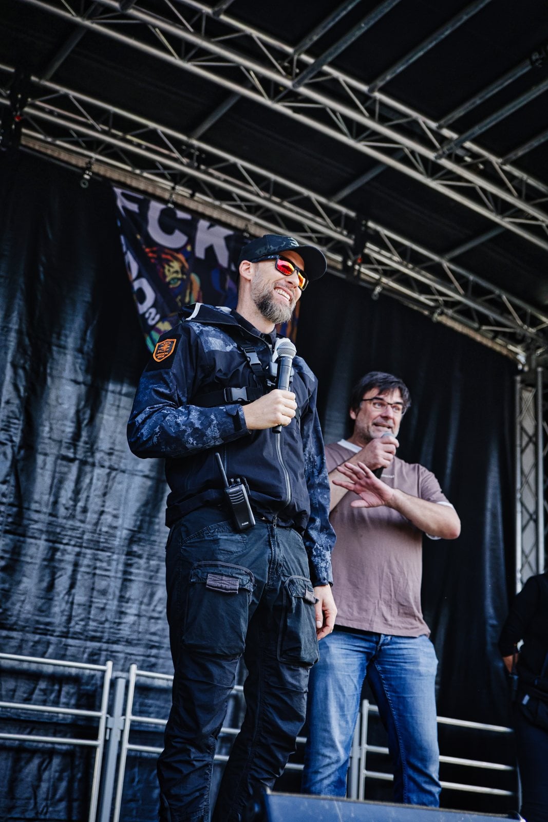 Robert Marc Lehmann mit einem Gast auf der Bühne
