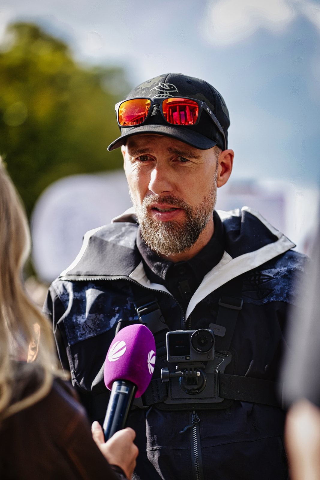Robert Marc Lehmann gibt ein Interview bei der Anti-Zoo-Demo
