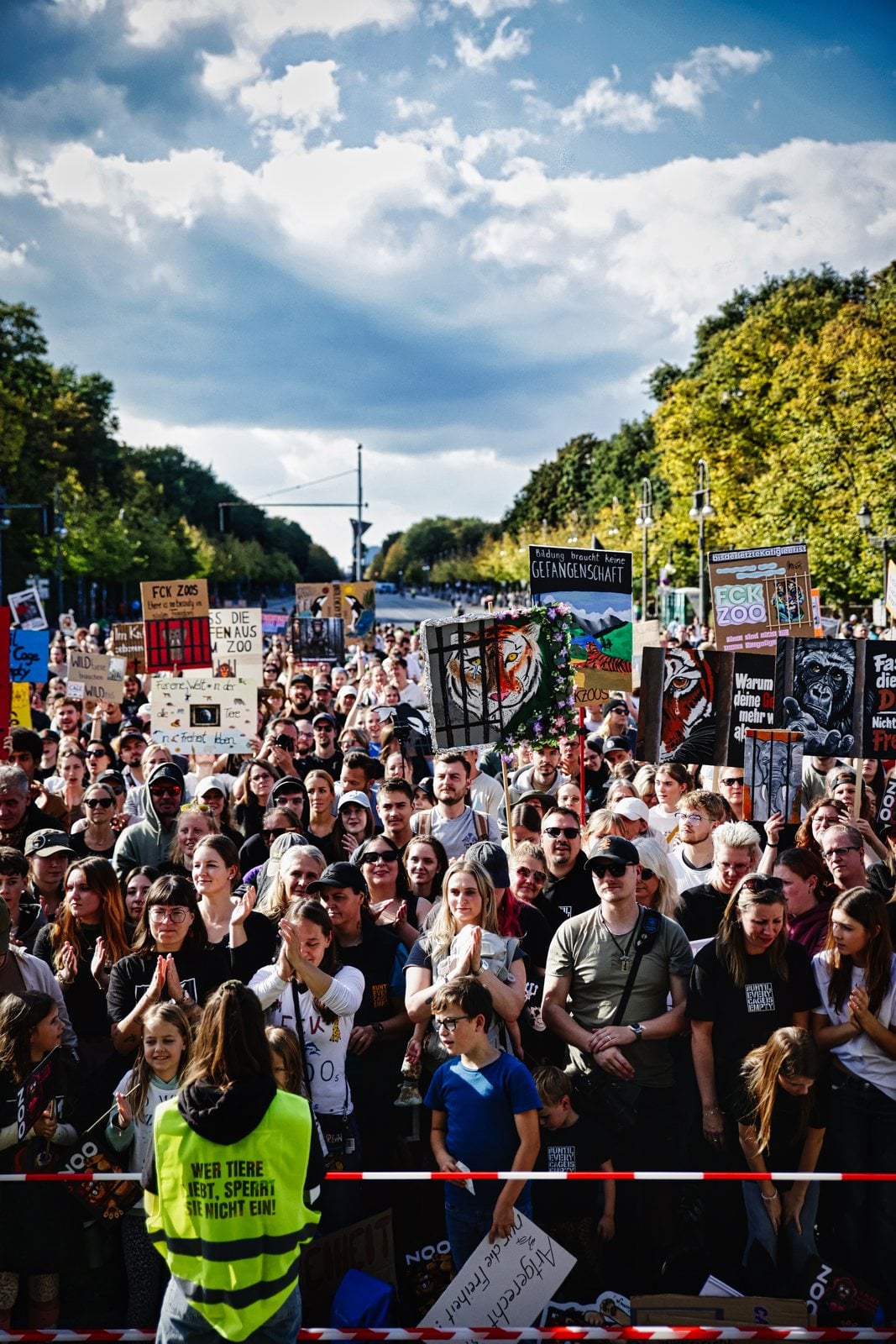 Dicht gedrängte Menschenmenge mit Schildern bei der Anti-Zoo-Demo in Berlin