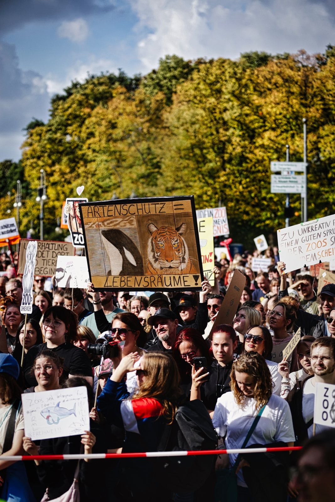 Demonstrierende mit Schild zu Artenschutz und Lebensräumen