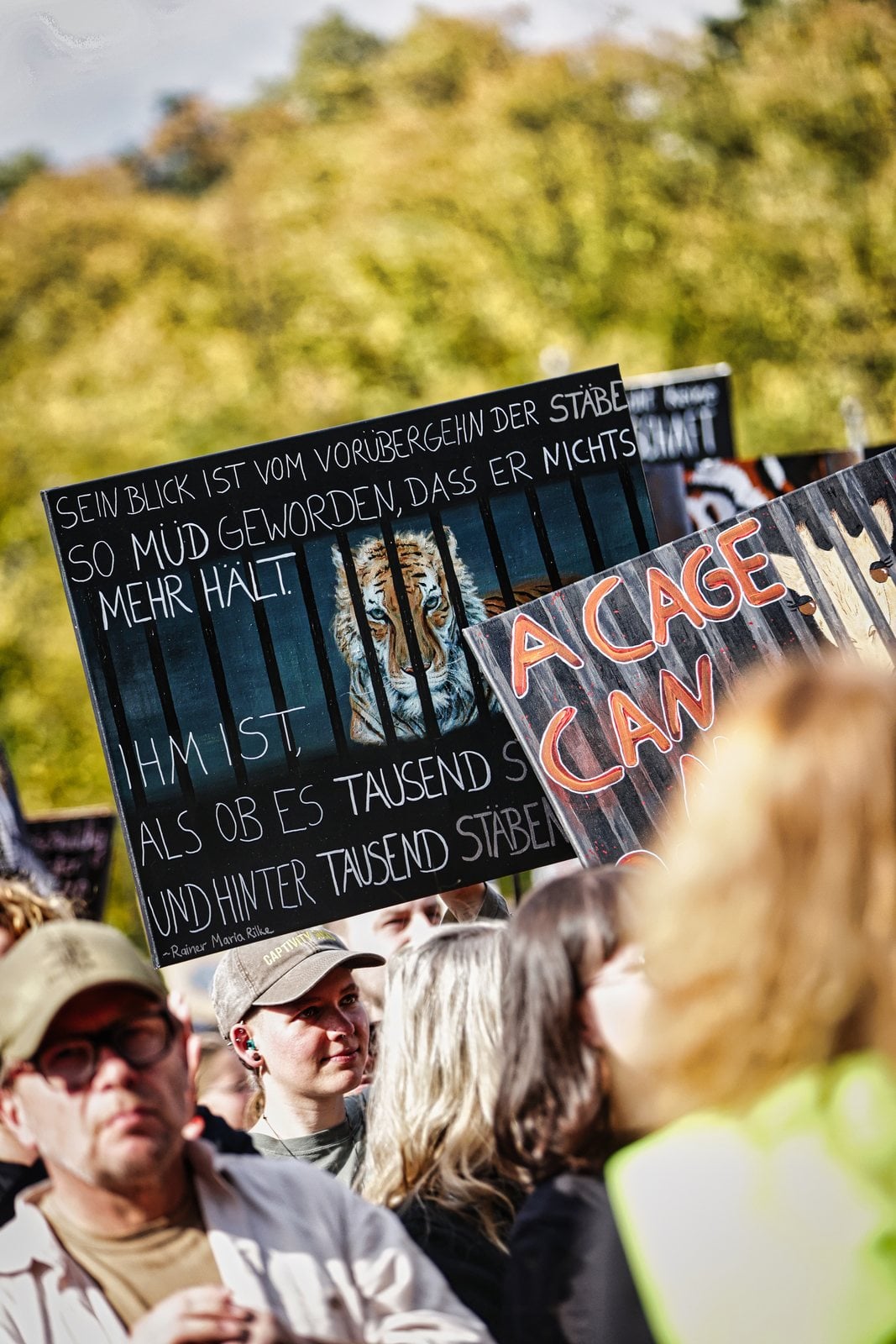 Schild mit Tiger hinter Gittern und Gedichtzeilen