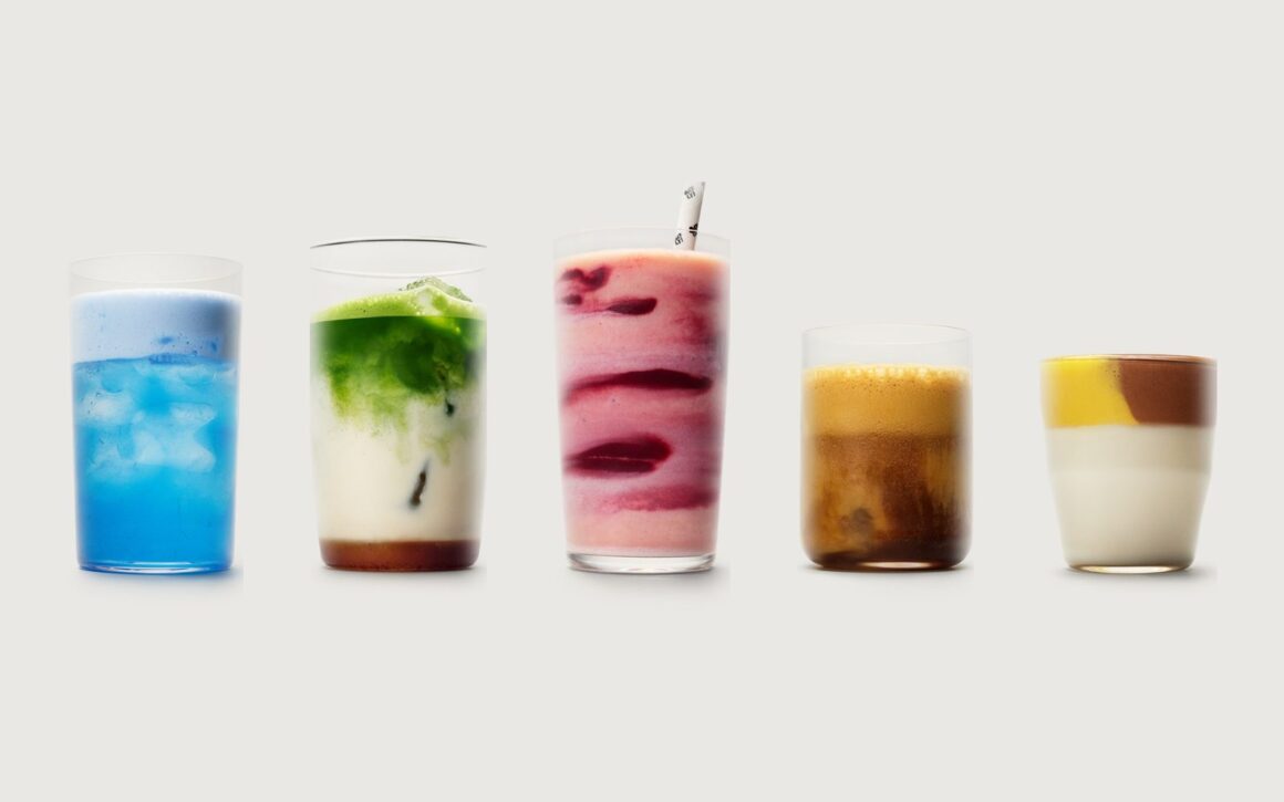 Fünf bunte Drinks nebeneinander: blauer Refresher, Matcha mit Haferdrink, pinker Smoothie, Espresso und ein geschichteter Drink