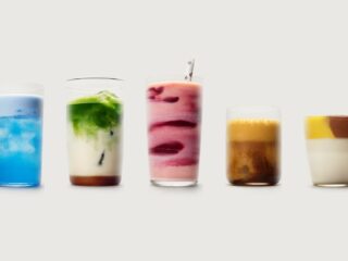 Fünf bunte Drinks nebeneinander: blauer Refresher, Matcha mit Haferdrink, pinker Smoothie, Espresso und ein geschichteter Drink