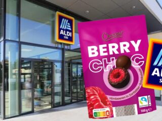 Packung Choceur Berry Choc vor einer Aldi-Süd-Filiale mit Aldi-Süd-Logo