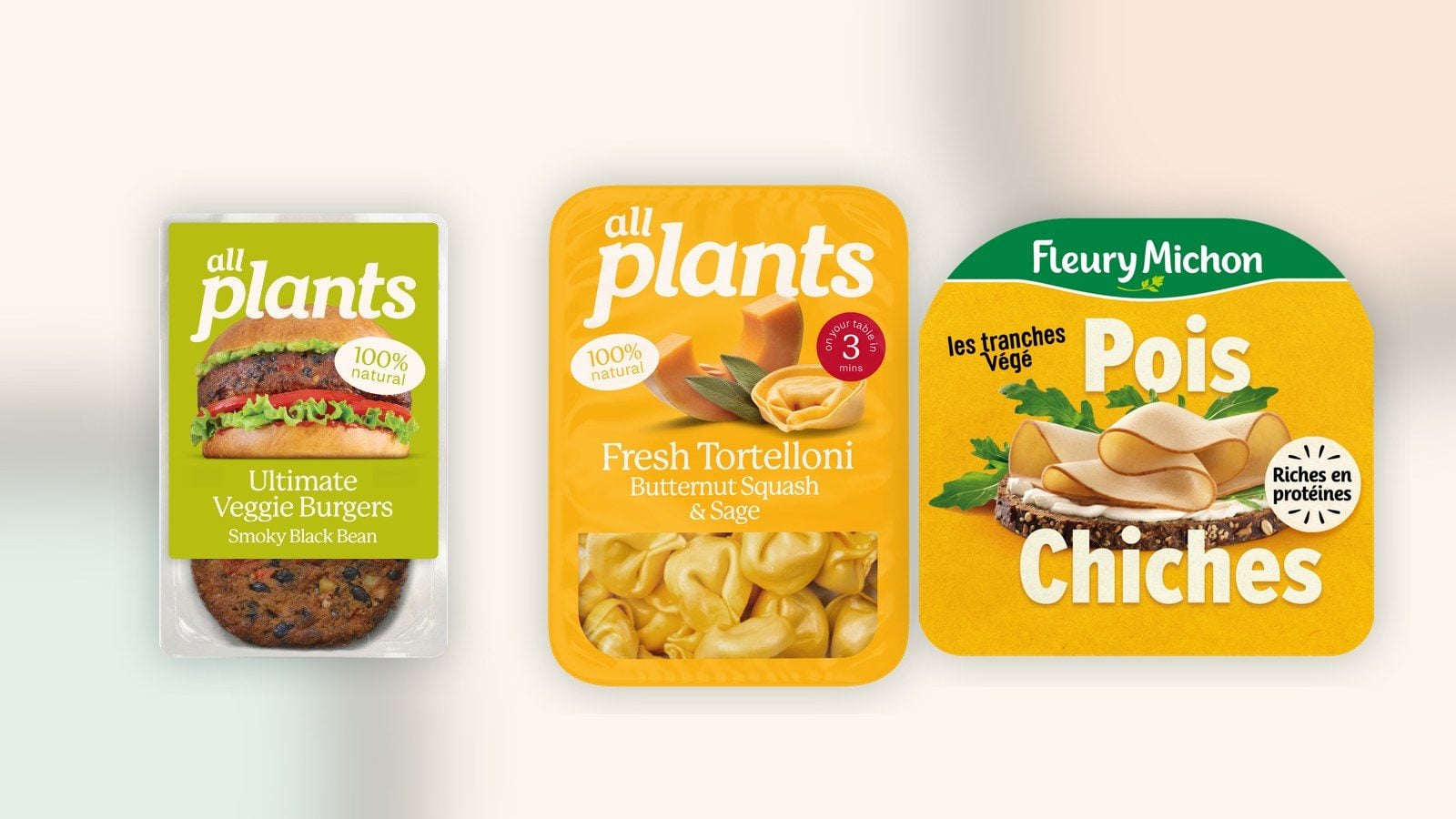 Montage aus Packshots: zwei allplants-Produkte, ein veganer Black-Bean-Burger und Butternut-Tortelloni, daneben die Kichererbsen-Scheiben Tranches Végé von Fleury Michon