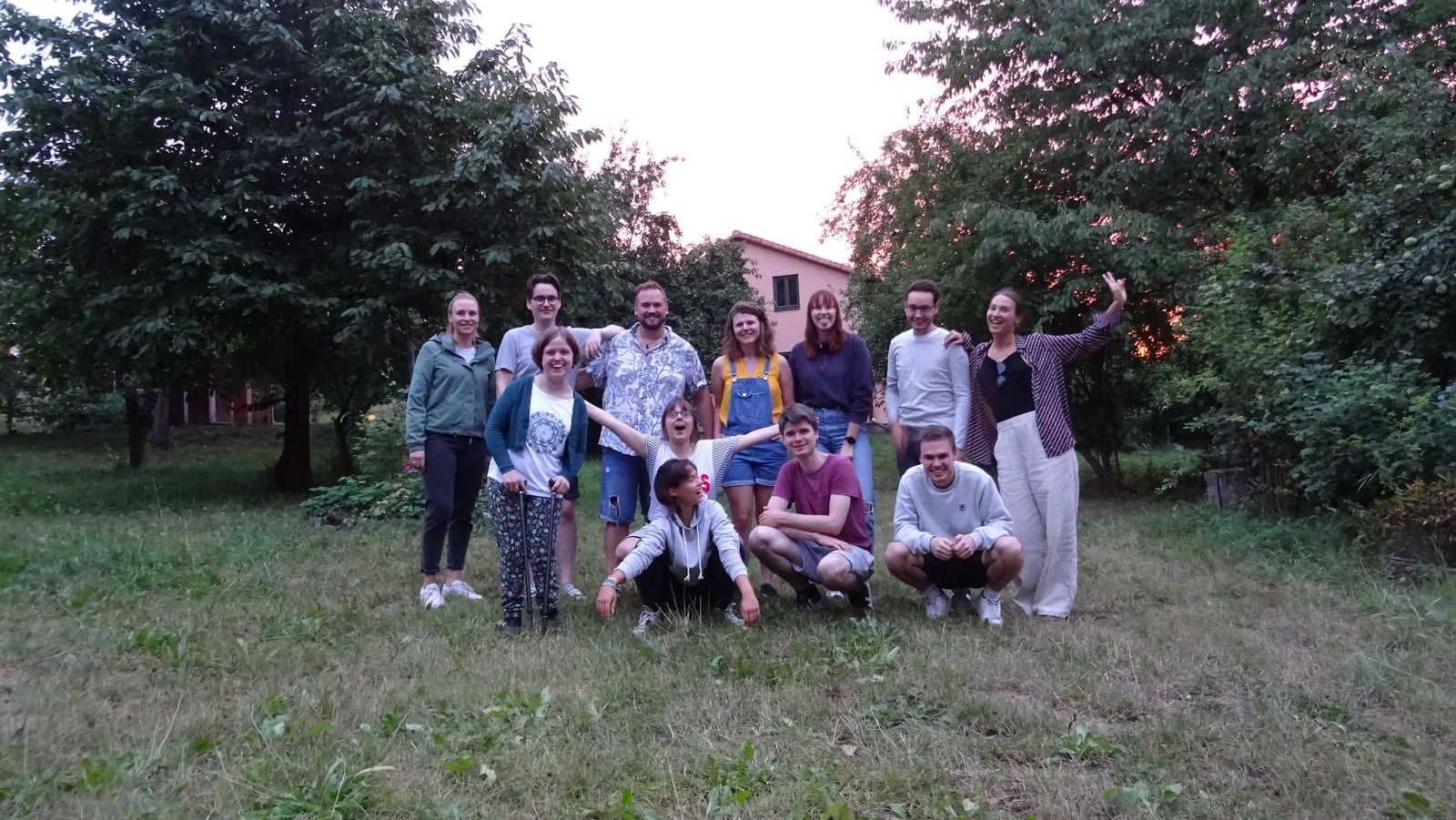 Das Team des Good News Magazins steht und kniet für ein Gruppenfoto auf einer Wiese