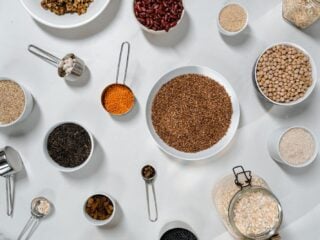 Schalen mit Linsen, Bohnen, Kichererbsen und Getreide von oben fotografiert