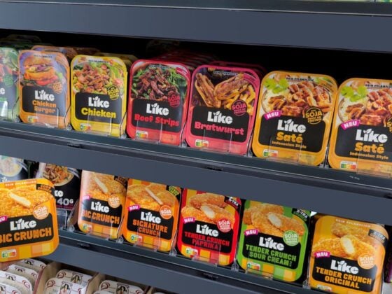 Kühlregal im Supermarkt mit pflanzlichen Produkten der Marke LIKE
