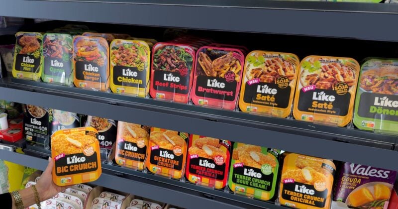 Kühlregal im Supermarkt mit pflanzlichen Produkten der Marke LIKE