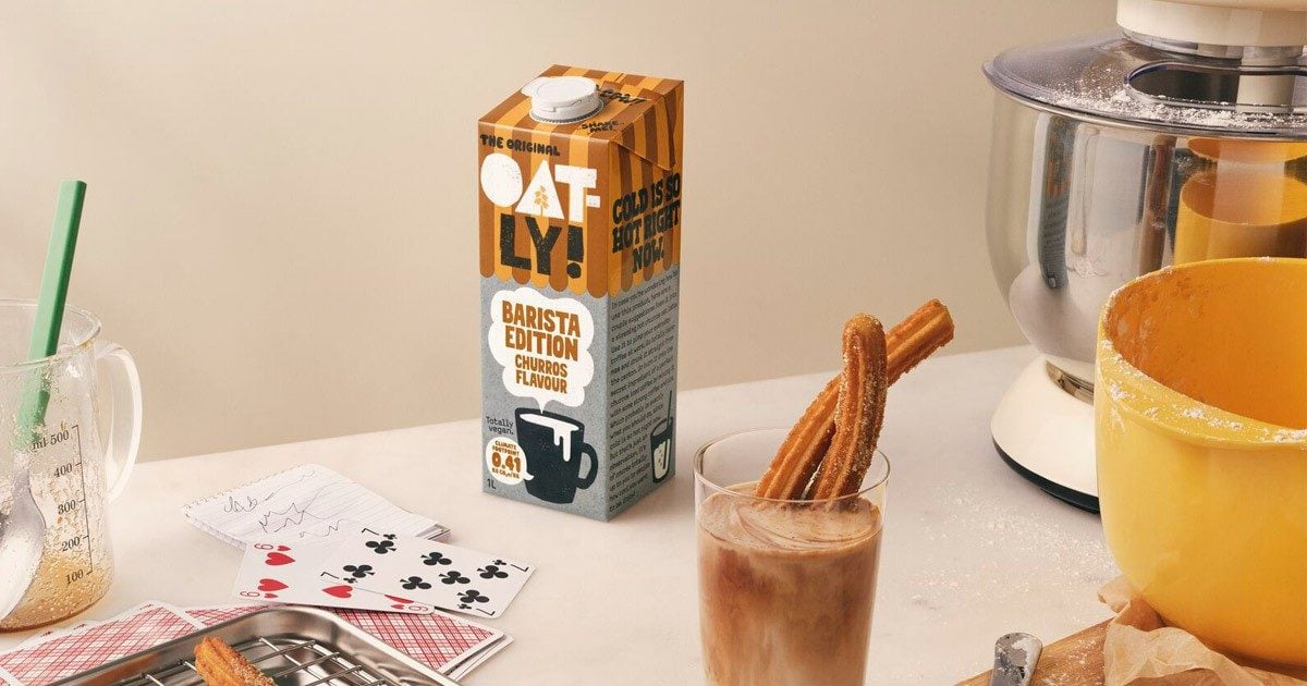 Oatly Barista Edition Churros Flavour neben einem Glas Eiskaffee mit zwei Churros