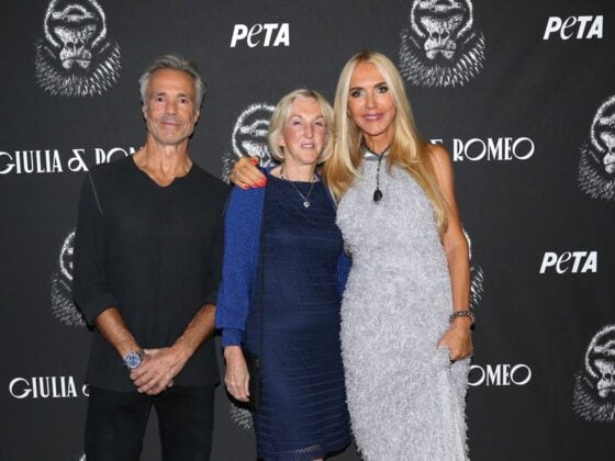 Hannes Jaenicke, Ingrid Newkirk und Daniela Brunner vor einer Fotowand mit den Logos von PETA und GIULIA & ROMEO