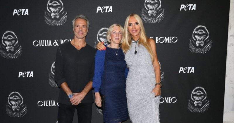 Hannes Jaenicke, Ingrid Newkirk und Daniela Brunner vor einer Fotowand mit den Logos von PETA und GIULIA & ROMEO