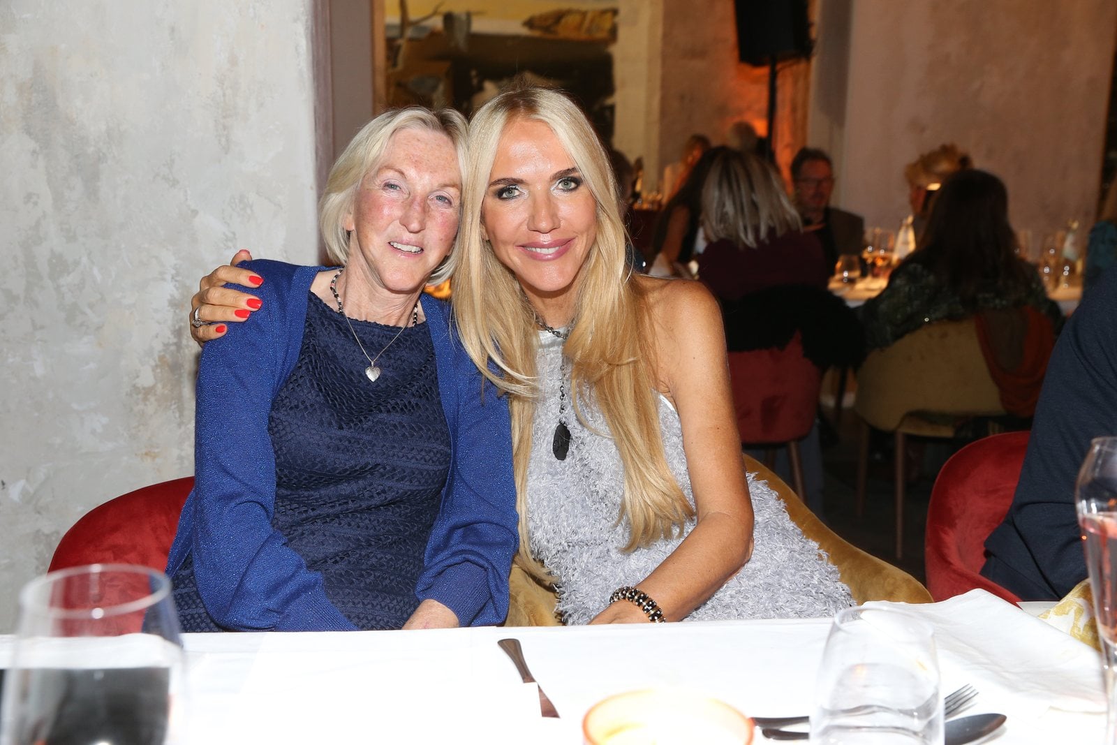 Ingrid Newkirk und Daniela Brunner sitzen Arm in Arm am Tisch