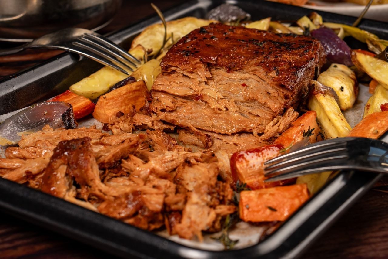 Gezupfter planted Smoky Roast mit Ofengemüse