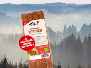 Packung Taifun Tofiner vor einer nebligen Schwarzwaldlandschaft