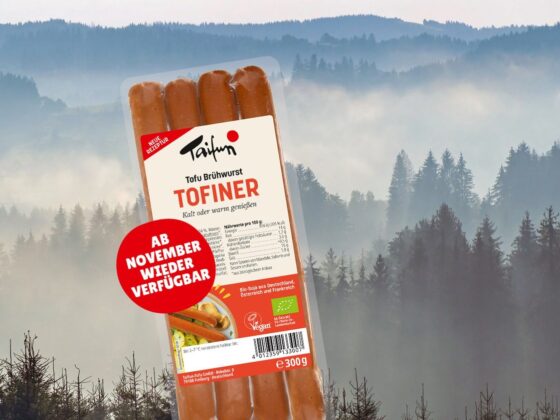 Packung Taifun Tofiner vor einer nebligen Schwarzwaldlandschaft