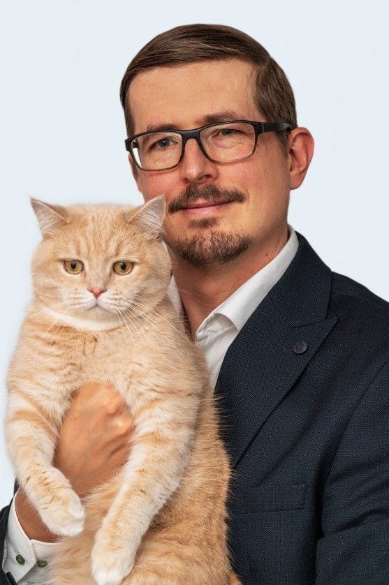 Tilo Weber von der Akademie für Tierschutz mit einer Katze auf dem Arm