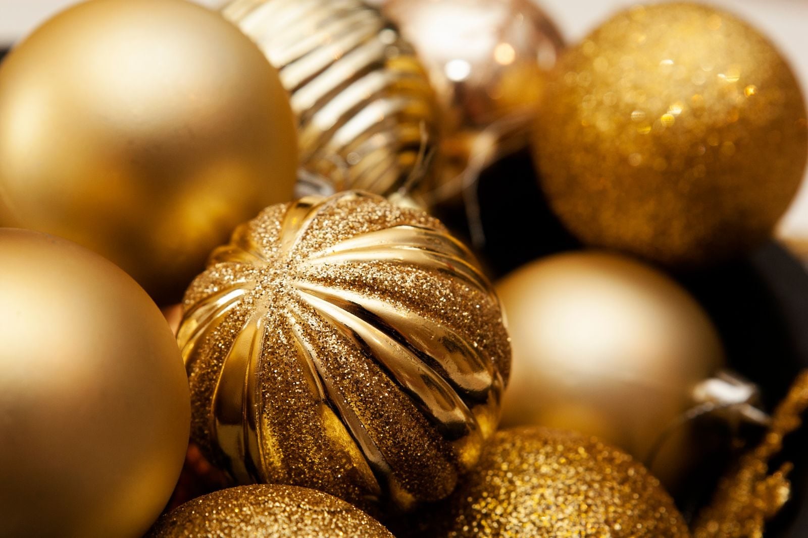 Symbolbild: goldene Christbaumkugeln in Nahaufnahme